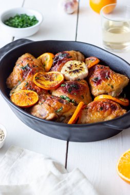 Portakallı fırında tavuk, sarımsak ve nane. Tarif