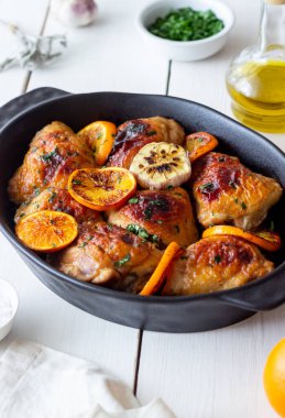 Portakallı fırında tavuk, sarımsak ve nane. Tarif