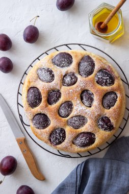 Beyaz arka planda erik turtası. Pişirme. Vejetaryen yemeği.