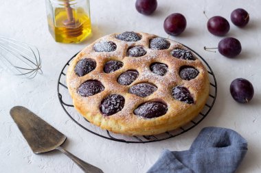 Beyaz arka planda erik turtası. Pişirme. Vejetaryen yemeği.