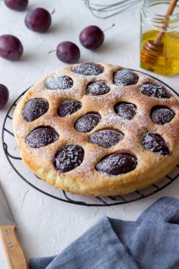 Beyaz arka planda erik turtası. Pişirme. Vejetaryen yemeği.