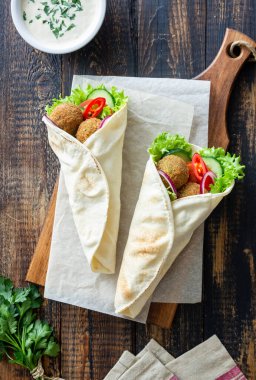 Pide içinde sebzeli falafel. Sağlıklı beslenme. Vejetaryen yemeği.