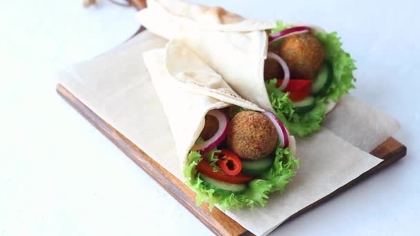 Falafel Dengan Sayuran Dalam Pita Makan Yang Sehat Makanan Vegetarian — Stok Video
