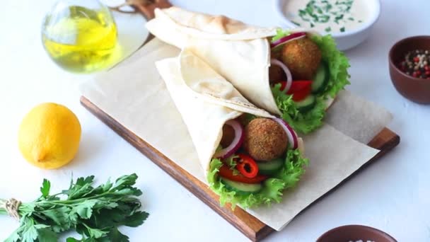 Falafel Med Grönsaker Pita Hälsosam Mat Vegetarisk Mat — Stockvideo