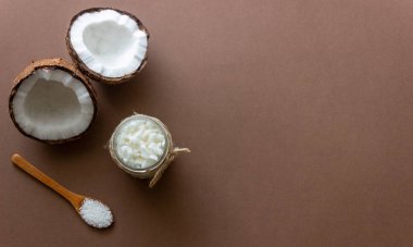 Kavanozda hindistan cevizi yağı ve taze hindistan cevizi. Doğal Kozmetik