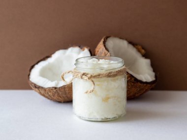 Kavanozda hindistan cevizi yağı ve taze hindistan cevizi. Doğal Kozmetik