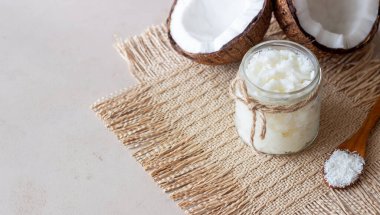 Kavanozda hindistan cevizi yağı ve taze hindistan cevizi. Doğal Kozmetik