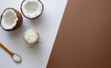 Kavanozda hindistan cevizi yağı ve taze hindistan cevizi. Doğal Kozmetik