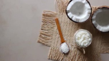 Kavanozda hindistan cevizi yağı ve taze hindistan cevizi. Doğal Kozmetik.