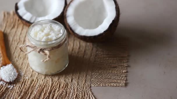 瓶と新鮮なココナッツのココナッツオイル 天然化粧品 — ストック動画