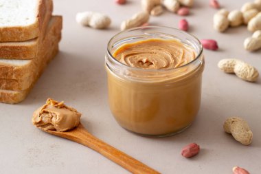 Kavanozda fıstık ezmesi. Kahvaltıda. Vejetaryen yemeği.