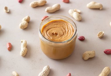 Kavanozda fıstık ezmesi. Kahvaltıda. Vejetaryen yemeği.