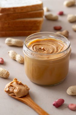 Kavanozda fıstık ezmesi. Kahvaltıda. Vejetaryen yemeği.