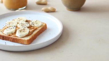Fıstık ezmeli, muzlu ve chia tohumlu sandviç. Kahvaltıda. Vejetaryen yemeği..