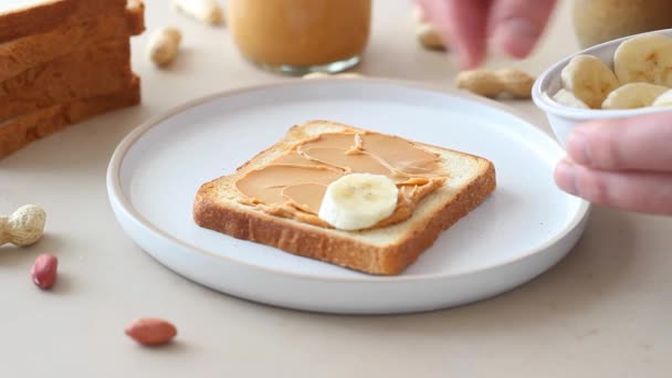 Sanduíche Com Manteiga Amendoim Banana Pequeno Almoço Comida Vegetariana — Vídeo de Stock