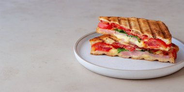 Jambonlu sandviç, domates, peynir ve ıspanak. Kahvaltı Fast food.