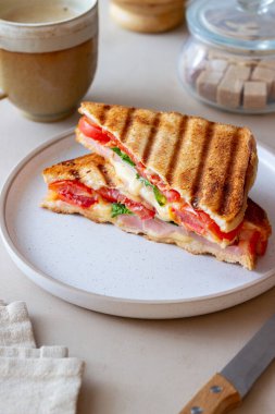 Jambonlu sandviç, domates, peynir ve ıspanak. Kahvaltı Fast food.