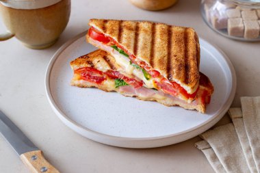 Jambonlu sandviç, domates, peynir ve ıspanak. Kahvaltı Fast food.