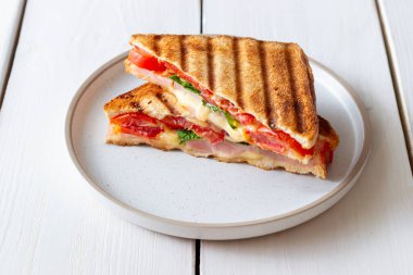 Jambonlu sandviç, domates, peynir ve ıspanak. Kahvaltı Fast food.