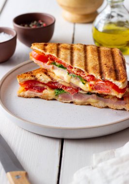 Jambonlu sandviç, domates, peynir ve ıspanak. Kahvaltı Fast food.