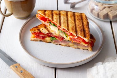 Jambonlu sandviç, domates, peynir ve ıspanak. Kahvaltı Fast food.