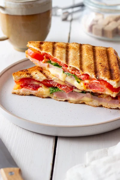Jambonlu sandviç, domates, peynir ve ıspanak. Kahvaltı Fast food.