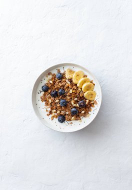 Yoğurtlu granola, yabanmersini, fındık, muz ve bal. Müsli. Sağlıklı beslenme. Vejetaryen yemeği.