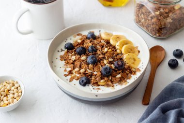 Yoğurtlu granola, yabanmersini, fındık, muz ve bal. Müsli. Sağlıklı beslenme. Vejetaryen yemeği.