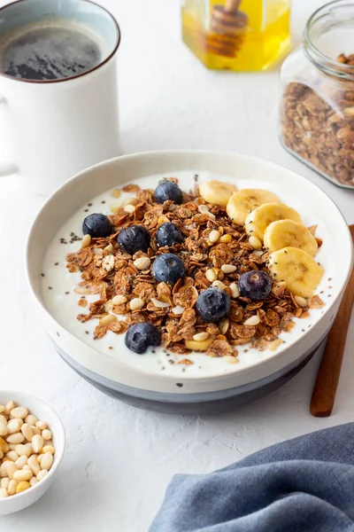 Granola Med Yoghurt Blåbär Nötter Banan Och Honung Det Muesli — Stockfoto