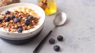 Yoğurtlu granola, yabanmersini, fındık, muz ve bal. Müsli. Sağlıklı beslenme. Vejetaryen yemeği..