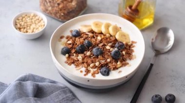 Yoğurtlu granola, yabanmersini, fındık, muz ve bal. Müsli. Sağlıklı beslenme. Vejetaryen yemeği..