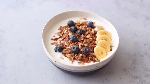 加酸奶 香蕉和蜂蜜的格拉诺拉 Muesli 健康饮食 — 图库视频影像