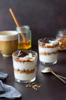 Yoğurtlu, hindistan cevizli ve çikolatalı granola. Müsli. Kahvaltıda. Vejetaryen yemeği. Sağlıklı beslenme
