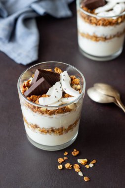 Yoğurtlu, hindistan cevizli ve çikolatalı granola. Müsli. Kahvaltıda. Vejetaryen yemeği. Sağlıklı beslenme