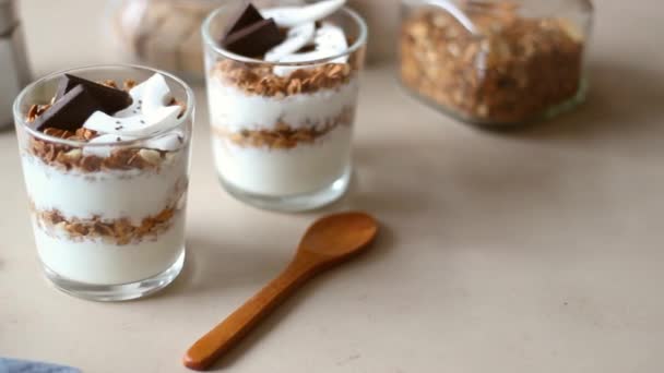 Granola Jogurtem Kokosem Čokoládou Muesli Snídaně Vegetariánské Jídlo Zdravé Stravování — Stock video