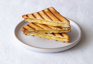 Peynirli ızgara sandviç. Vejetaryen yemeği. Kahvaltı.