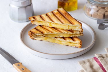 Peynirli ızgara sandviç. Vejetaryen yemeği. Kahvaltı.