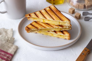 Peynirli ızgara sandviç. Vejetaryen yemeği. Kahvaltı.