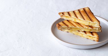 Peynirli ızgara sandviç. Vejetaryen yemeği. Kahvaltı.