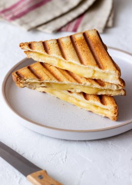 Peynirli ızgara sandviç. Vejetaryen yemeği. Kahvaltı.