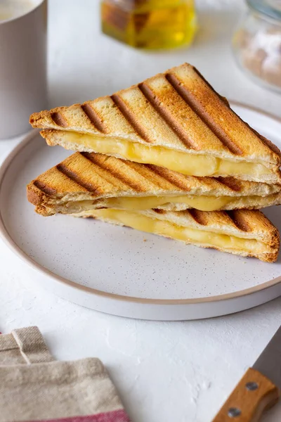 Peynirli ızgara sandviç. Vejetaryen yemeği. Kahvaltı.