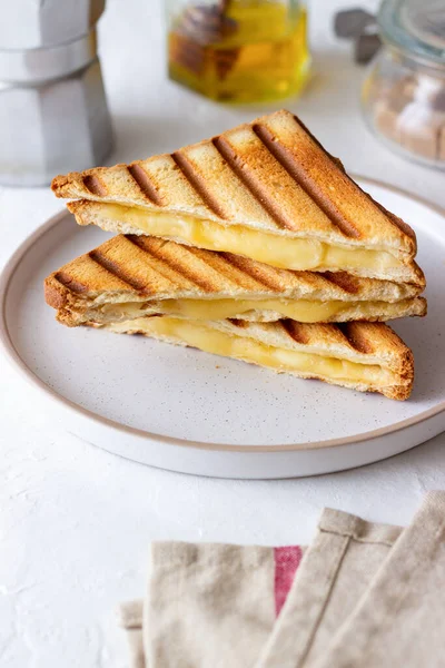 Peynirli ızgara sandviç. Vejetaryen yemeği. Kahvaltı.