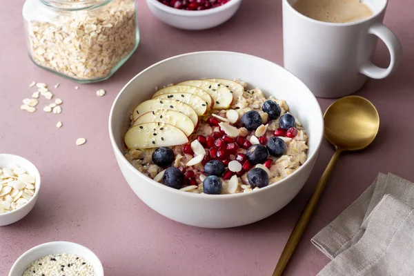 Haferbrei Mit Apfel Granatapfel Blaubeeren Und Mandeln Gesunde Ernährung Vegetarisches — Stockfoto