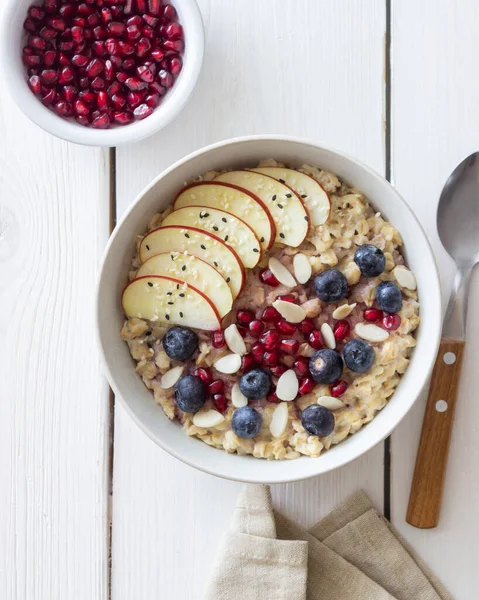 Farina Avena Porridge Con Mela Melograno Mirtilli Mandorle Note Alimentazione — Foto Stock