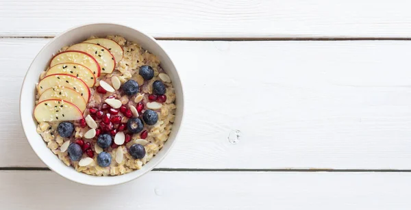 Haferbrei Mit Apfel Granatapfel Blaubeeren Und Mandeln Gesunde Ernährung Vegetarisches — Stockfoto