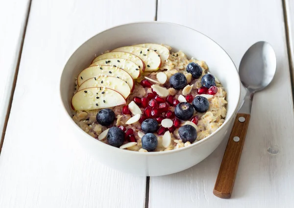 Haferbrei Mit Apfel Granatapfel Blaubeeren Und Mandeln Gesunde Ernährung Vegetarisches — Stockfoto