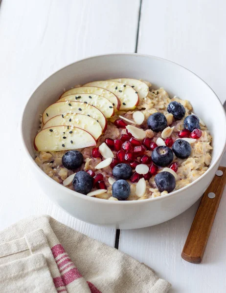 Haferbrei Mit Apfel Granatapfel Blaubeeren Und Mandeln Gesunde Ernährung Vegetarisches — Stockfoto