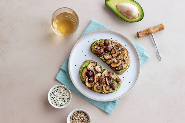 Mantarlı ve avokadolarlı Sağlıklı beslenme. Vejetaryen yemeği. Keto diyeti