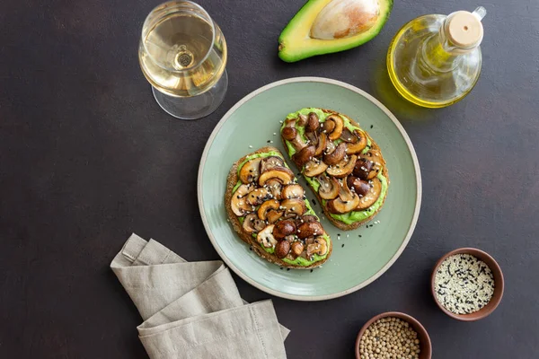 Bruschetta Con Setas Aguacates Alimentación Saludable Comida Vegetariana Dieta Keto — Foto de Stock