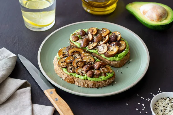 Mantarlı ve avokadolarlı Sağlıklı beslenme. Vejetaryen yemeği. Keto diyeti
